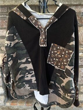 (NWOT) POL Patchwork Hoodie Top Camo Floral Thermal Waffle Knit Boho Large